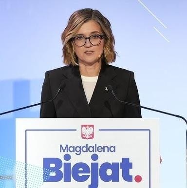 Magdalena Biejat w swobodnym, uśmiechniętym ujęciu, prezentującym jej przystępność i otwartość.