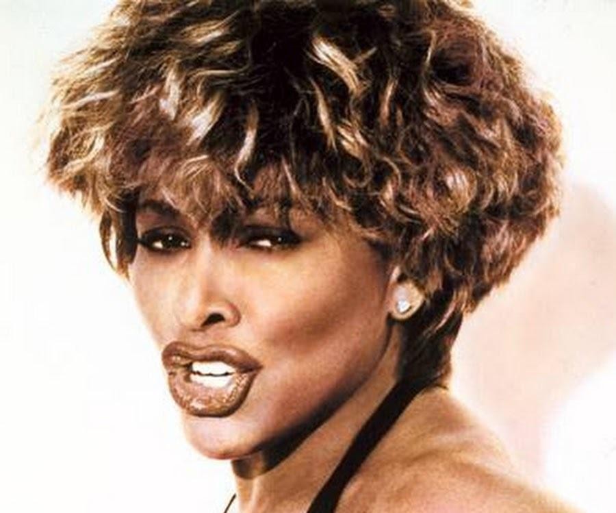 Tina Turner w późniejszych latach życia, uśmiechnięta, emanująca spokojem i mądrością, symbolizująca jej trwałe dziedzictwo.