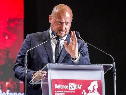 Jacek Siewiera w trakcie wypełniania obowiązków służbowych, symbolizujący jego rolę jako lekarza i wojskowego.